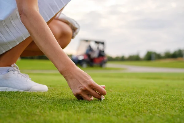 Lady Place Ball en el pasador de golf . — Foto de Stock