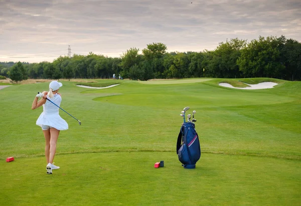 Nő fehér egyenruhában Hit Golf Ball . — Stock Fotó