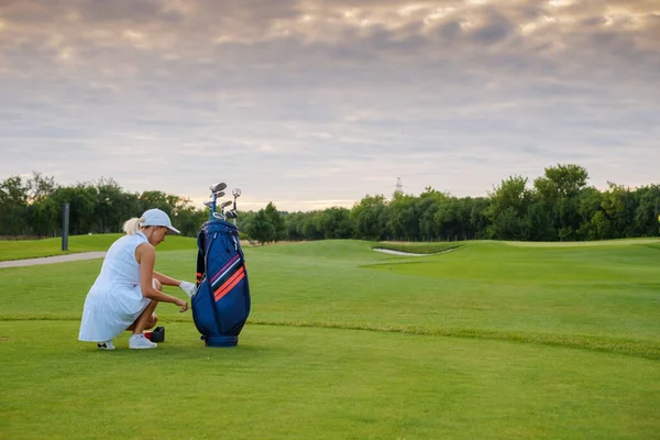 Woman Take Out Golf Ball From Bag . — Stock Photo, Image