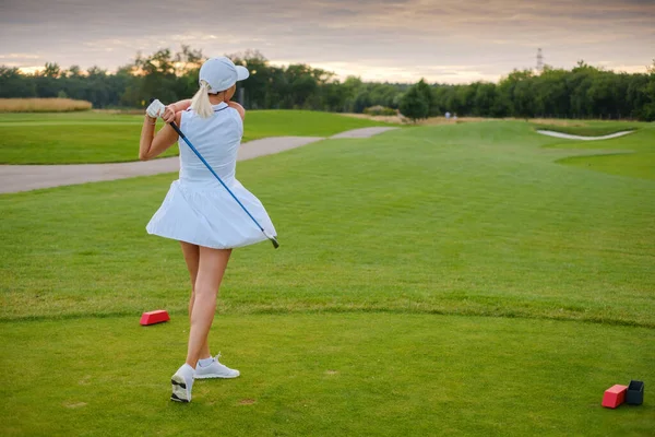 Silhuett av Sportive Woman Hit Golf Ball . — Stockfoto