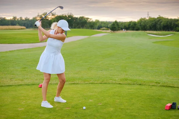 Golfer vrouw professioneel raken bal . — Stockfoto