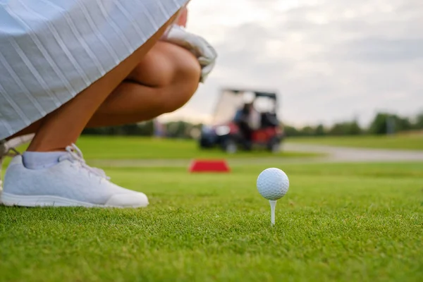 Bola no pino de golfe na área verde . — Fotografia de Stock