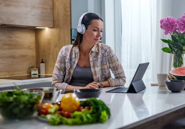 Aantrekkelijke dame kijken film van tablet . — Stockfoto