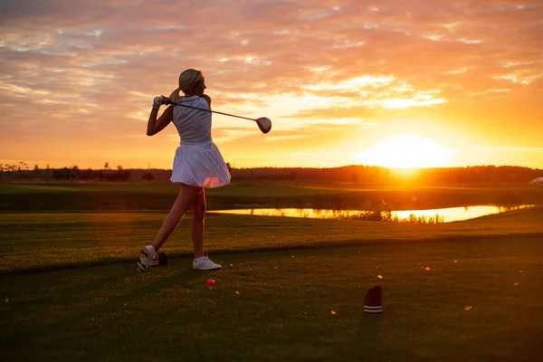 Golfer Woman Professionally Hit Ball . — Stock Photo, Image