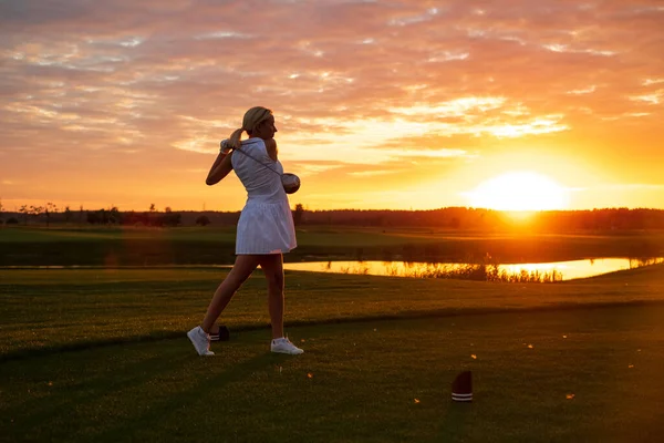 Jugador profesional mujer jugar golf . — Foto de Stock