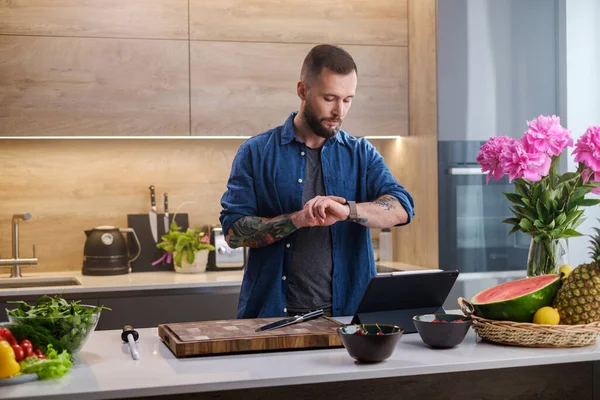 Elegant Gentleman Lees het bericht van Watch at Kitchen . — Stockfoto