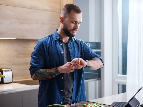 Handsome Man Make Notes on Smart Watch . — Stock fotografie