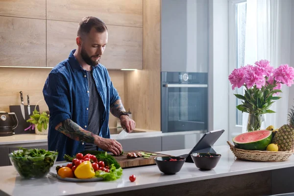 Mannelijke salade maken van verse seizoensgroenten . — Stockfoto