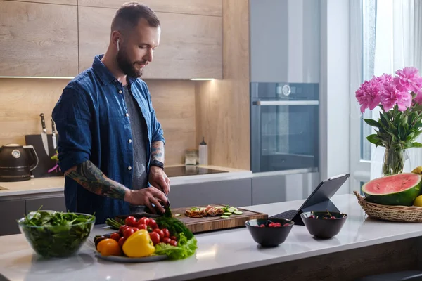 Ung Chef Man göra hälsosam sallad . — Stockfoto