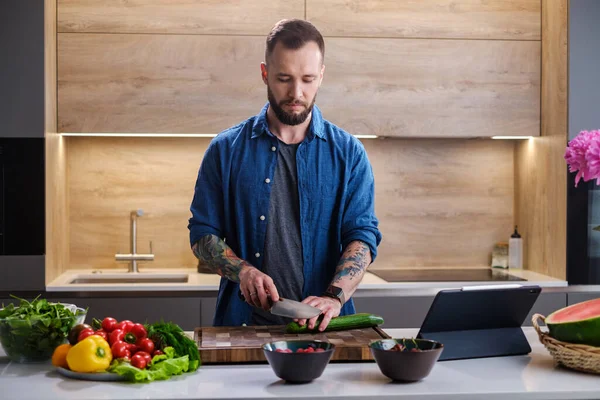 Echtgenoot gesneden komkommer voor salade . — Stockfoto