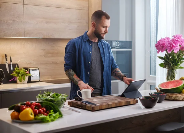 Snygg man Läs recept på rätter från Tablet . — Stockfoto