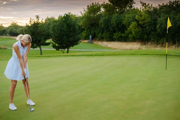 玩家女性集中打高尔夫球 . — 图库照片
