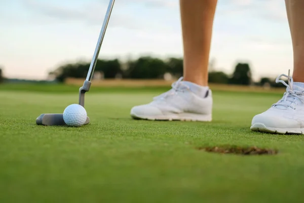 Pelota de golpe femenino con club de golf de aluminio . — Foto de Stock