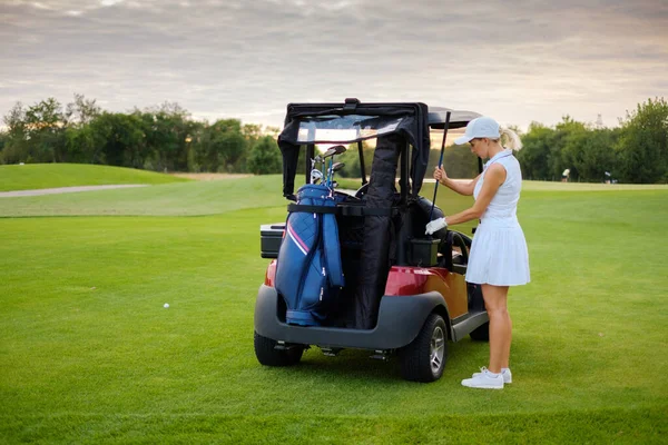 Lady Take Out Professional Equipment For Golf . — Stock Photo, Image