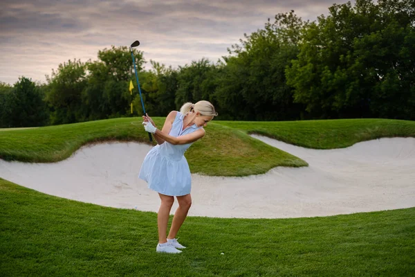 Kvinnelig friidrettsutøver slår ball før handicap . – stockfoto