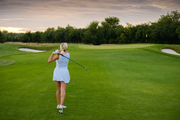 Жінка грати в гру на прекрасному великому полі для гольфу  . — стокове фото