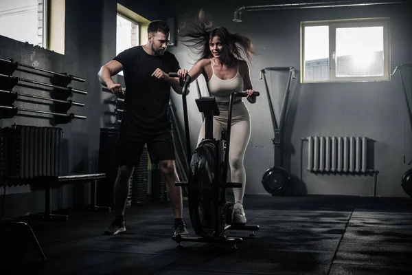 Sportive Woman Do Hard Exercise Dengan Pelatih Pribadi . — Stok Foto