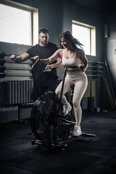 Mujer atractiva tiene entrenamiento con entrenador profesional . —  Fotos de Stock