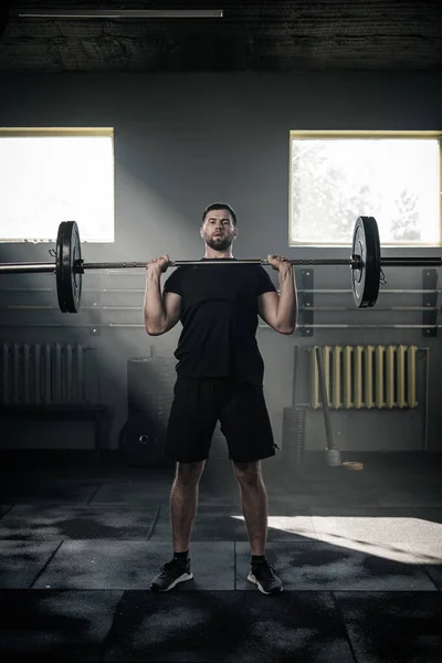 Homem atlético levantar pesado Barbell . — Fotografia de Stock