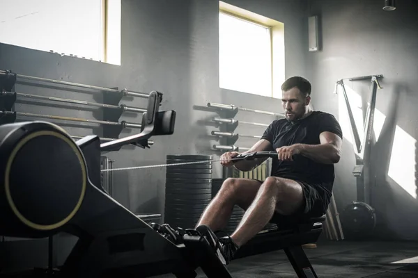 Sterke man heeft actieve training op fitnessapparatuur . — Stockfoto