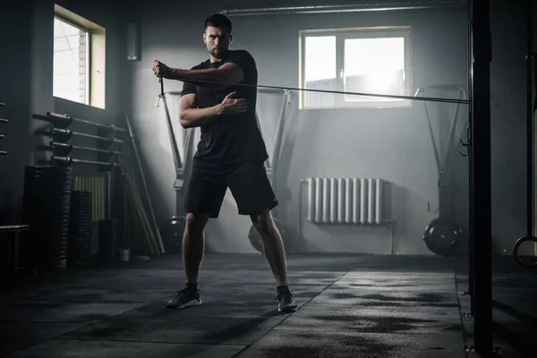 L'uomo muscolare fa allenamento con le braccia . — Foto Stock