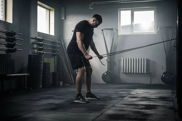 Man train zijn armen met skipping touw . — Stockfoto