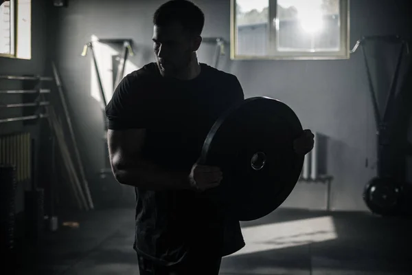 Hombre muscular tiene entrenamiento con peso adicional . — Foto de Stock