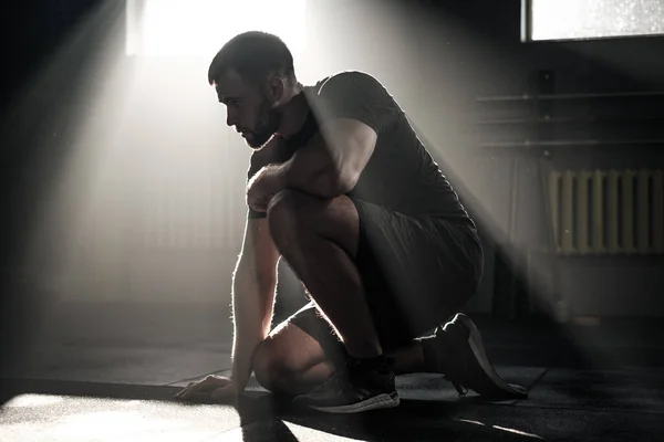 Schöner Sportler in Pose im Fitnessstudio . — Stockfoto