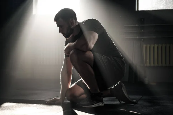 Snygg idrottsman i Pose på Gym . — Stockfoto