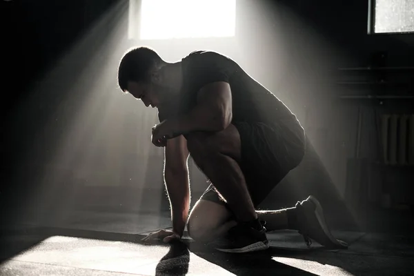 Silueta del hombre en el gimnasio oscuro . — Foto de Stock