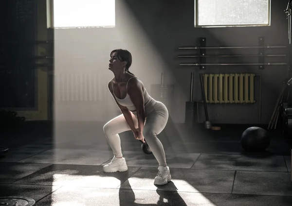 Kobieta w mundurze Make Squats Ćwiczenia z wagą . — Zdjęcie stockowe