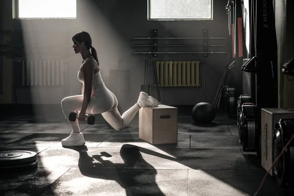 Sportivo femmina squat con manubrio . — Foto Stock
