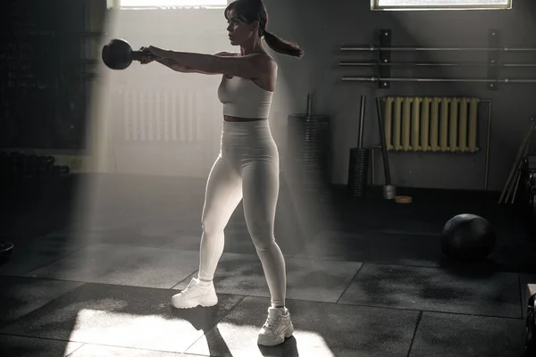 Aantrekkelijke vrouw gericht op armtraining met gewicht . — Stockfoto