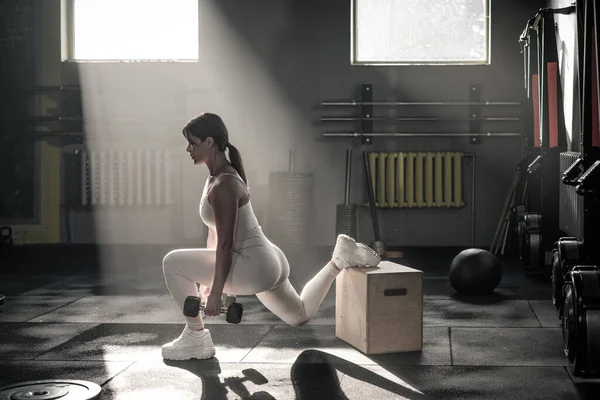 Çekici Kadın Bacakları Üzerinde Egzersiz Yapıyor . — Stok fotoğraf