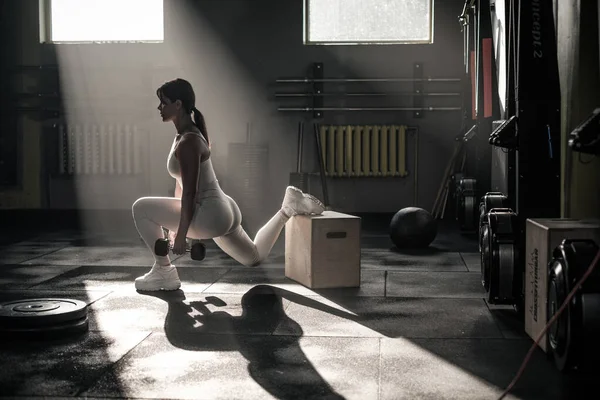 Atletik Perempuan Melakukan Squats Latihan Dengan Dumbbell . — Stok Foto
