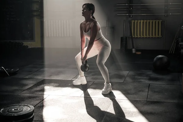 Atleet Vrouwelijk gewicht gebruiken voor squat . — Stockfoto
