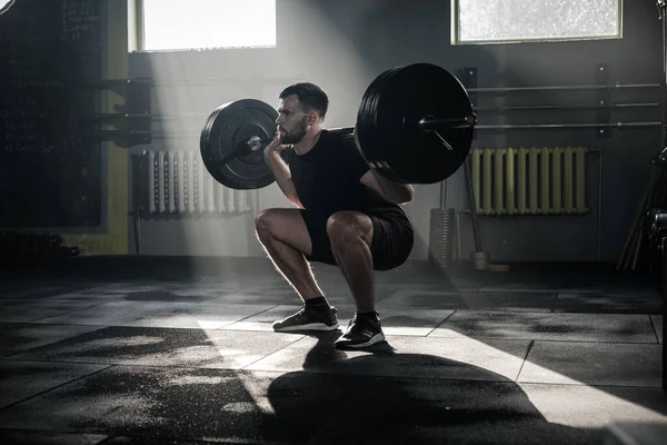 Homem fazer exercício agachamento com Barbell . — Fotografia de Stock