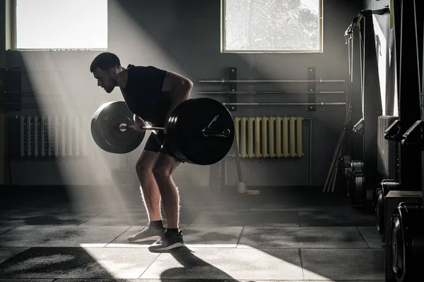 Ο άνθρωπος κάνει άσκηση στα όπλα με Dumbbell . — Φωτογραφία Αρχείου