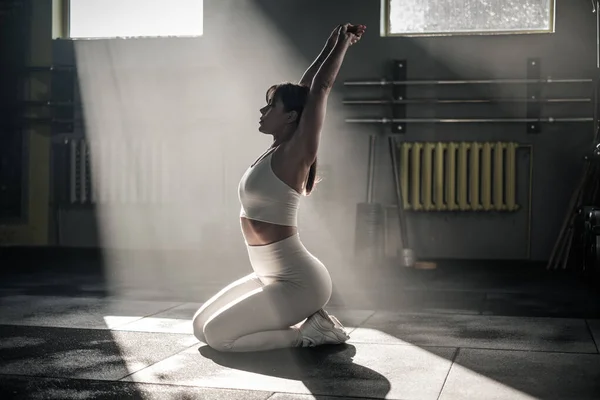 Preciosa hembra hacer estiramiento rápido antes del entrenamiento . — Foto de Stock