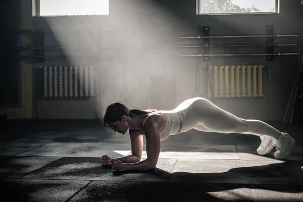 Sportieve vrouwelijke Hold Plank Pose. — Stockfoto