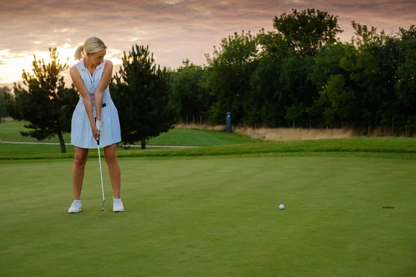 Lady Try Hit Golf labda lyukba . — Stock Fotó