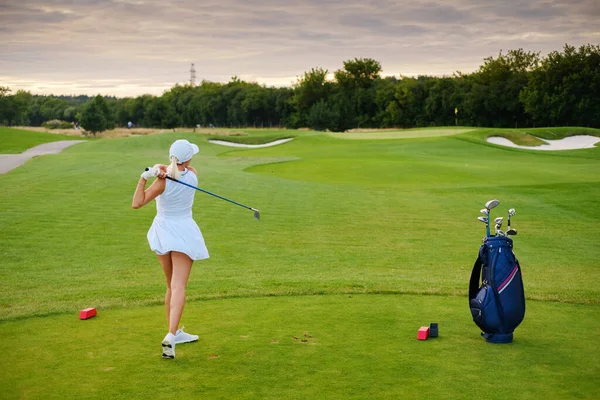 Athletic Lady in Sportswear Jogar golfe . — Fotografia de Stock