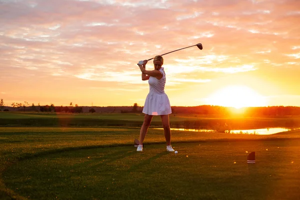 Kvinna tillbringar aktiv tid med att spela golf . — Stockfoto