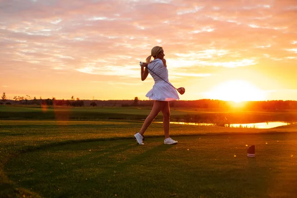 Silhuett av Blond kvinna spela golf . — Stockfoto