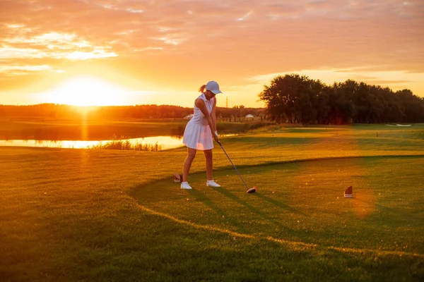 Silueta de Dama de Blanco Ropa Deportiva Jugar Golf . — Foto de Stock