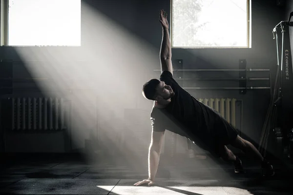 Varón serio hacer Abs entrenamiento . — Foto de Stock