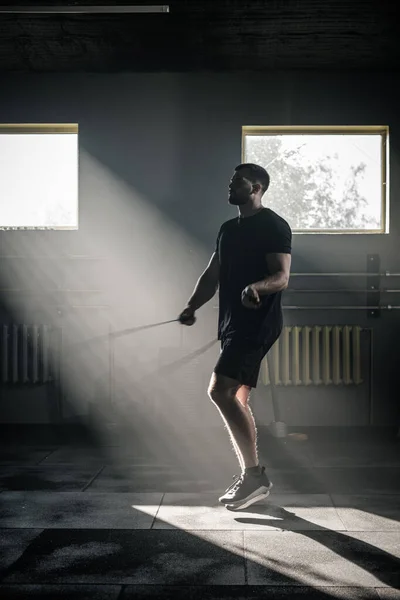 Hombre deportivo saltar con saltar la cuerda . — Foto de Stock