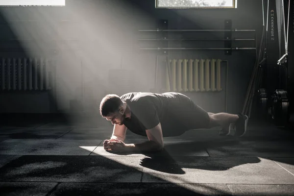 Homem Forte Faça Exercícios de prancha . — Fotografia de Stock