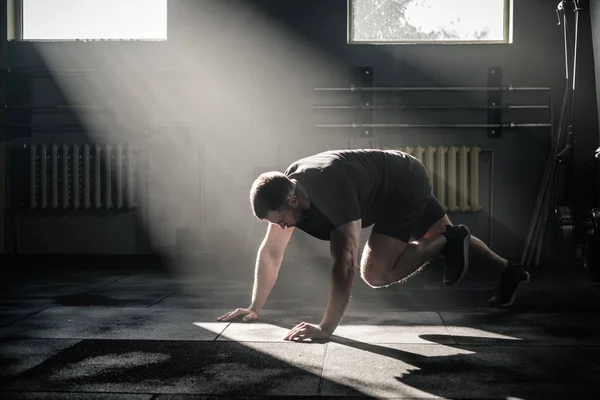 Athletic Man gör löpning Plank . — Stockfoto