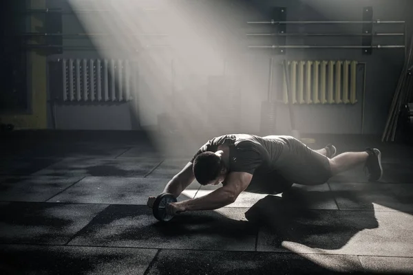 Focused Man Do Crossfit Exercises . — Stock Photo, Image